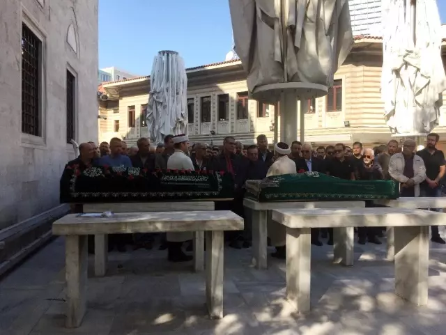 Adliyede intihar eden yazar Seray Şahiner'in eşi son yolculuğuna uğurlandı Adliyede intihar eden yazar Seray Şahiner'in eşi son yolculuğuna uğurlandı