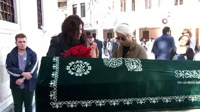 Adliyede intihar eden yazar Seray Şahiner'in eşi son yolculuğuna uğurlandı Adliyede intihar eden yazar Seray Şahiner'in eşi son yolculuğuna uğurlandı
