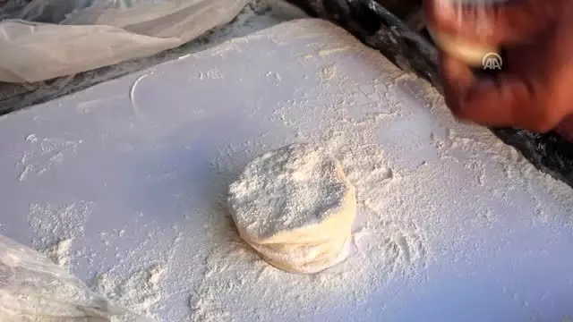 Afganistanlı Türkmen kadın Mevlit Kandili'nde börek dağıttı - KABİL Afganistanlı Türkmen kadın Mevlit Kandili'nde börek dağıttı - KABİL