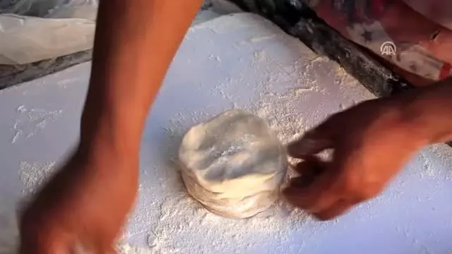 Afganistanlı Türkmen kadın Mevlit Kandili'nde börek dağıttı - KABİL Afganistanlı Türkmen kadın Mevlit Kandili'nde börek dağıttı - KABİL