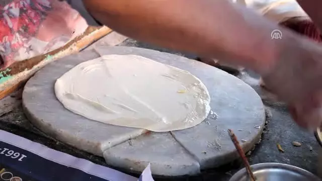 Afganistanlı Türkmen kadın Mevlit Kandili'nde börek dağıttı - KABİL Afganistanlı Türkmen kadın Mevlit Kandili'nde börek dağıttı - KABİL