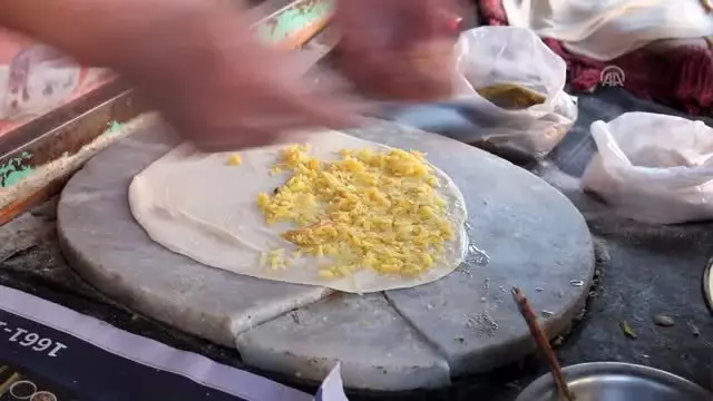 Afganistanlı Türkmen kadın Mevlit Kandili'nde börek dağıttı - KABİL Afganistanlı Türkmen kadın Mevlit Kandili'nde börek dağıttı - KABİL