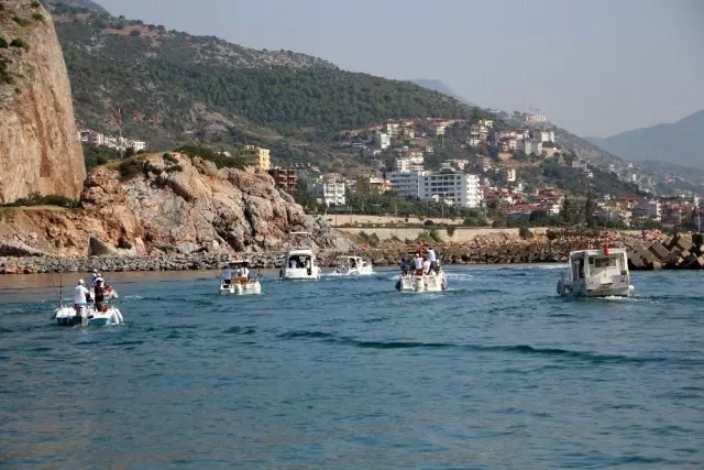 Alanya'da en büyük balığı yakalamak için yarışıyorlar Alanya'da en büyük balığı yakalamak için yarışıyorlar