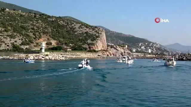 Alanya'da en büyük balığı yakalamak için yarışıyorlar Alanya'da en büyük balığı yakalamak için yarışıyorlar