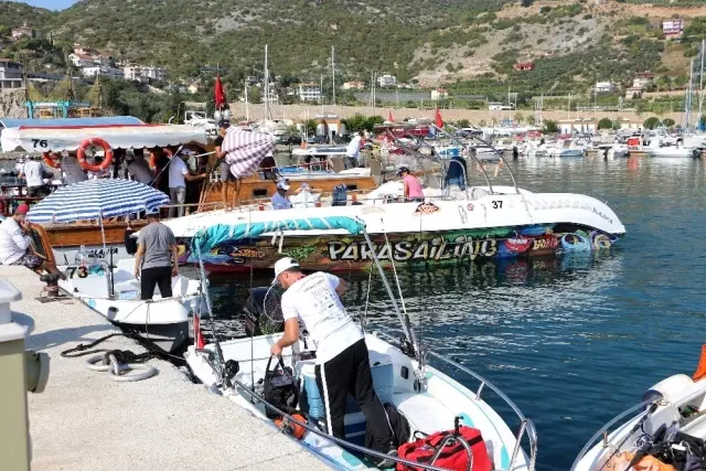 Alanya'da en büyük balığı yakalamak için yarışıyorlar Alanya'da en büyük balığı yakalamak için yarışıyorlar
