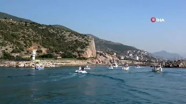 Alanya'da en büyük balığı yakalamak için yarışıyorlar Alanya'da en büyük balığı yakalamak için yarışıyorlar