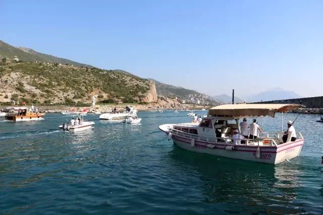 Alanya'da en büyük balığı yakalamak için yarışıyorlar Alanya'da en büyük balığı yakalamak için yarışıyorlar