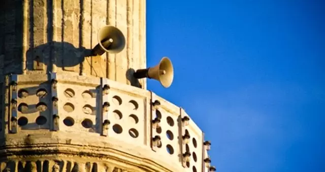 Amsterdam'da ilk defa hoparlörden okunması beklenen ezan engellendi