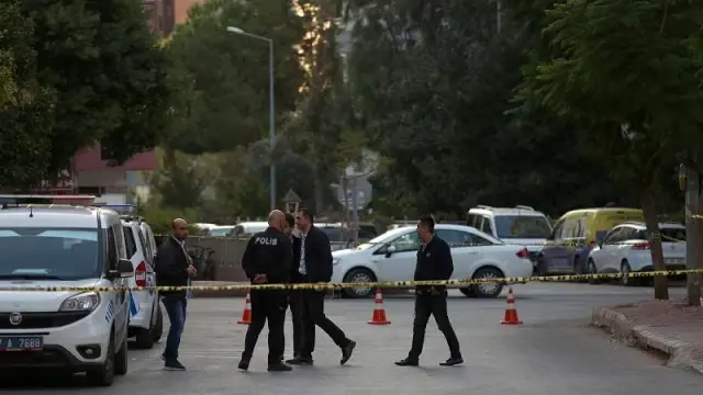 Antalya'da aynı aileden ikisi çocuk dört kişi evlerinde ölü bulundu Antalya'da aynı aileden ikisi çocuk dört kişi evlerinde ölü bulundu