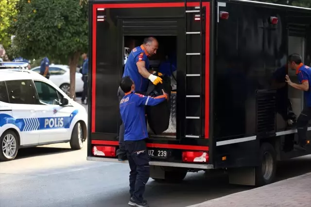 Antalya'da aynı aileden ikisi çocuk 4 kişi evlerinde ölü bulundu Antalya'da aynı aileden ikisi çocuk 4 kişi evlerinde ölü bulundu