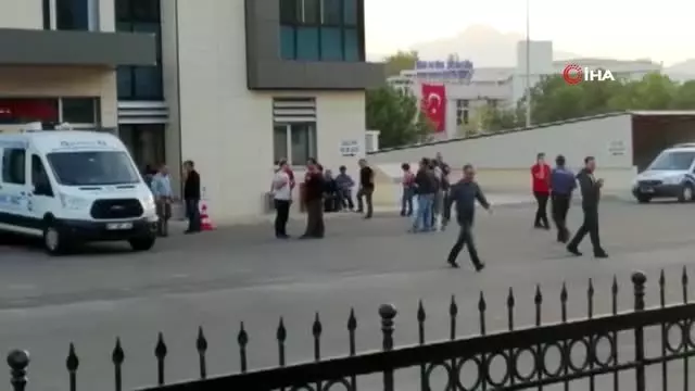 Antalya'da bir evde ölü bulunan dört kişilik ailenin cenazeleri morgdan alındı Antalya'da bir evde ölü bulunan dört kişilik ailenin cenazeleri morgdan alındı