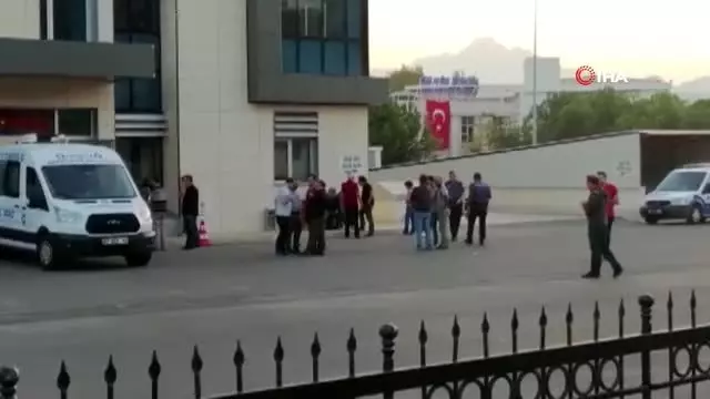 Antalya'da bir evde ölü bulunan dört kişilik ailenin cenazeleri morgdan alındı Antalya'da bir evde ölü bulunan dört kişilik ailenin cenazeleri morgdan alındı