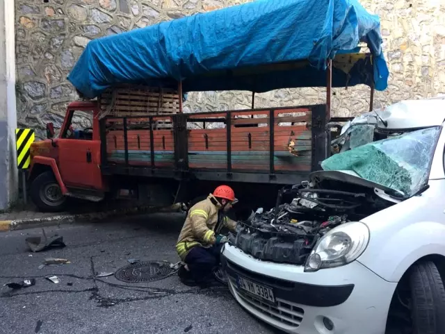 Ataşehir'de kontrolden çıkan araç kamyonete çarptı: 2 yaralı