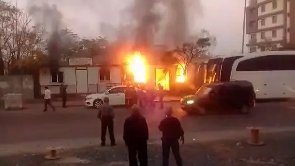 Bağcılar'da 2 konteyner alev alev yandı