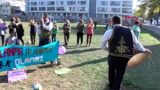 Bakırköy'de davullu zurnalı 'saha' protestosu Bakırköy'de davullu zurnalı 'saha' protestosu