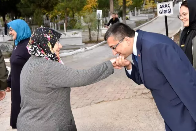 Başkan Öz, kandilde ikramda bulundu, mezarlıkları ziyaret etti Başkan Öz, kandilde ikramda bulundu, mezarlıkları ziyaret etti