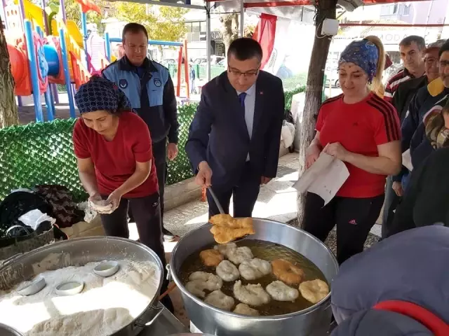Başkan Öz, kandilde ikramda bulundu, mezarlıkları ziyaret etti Başkan Öz, kandilde ikramda bulundu, mezarlıkları ziyaret etti