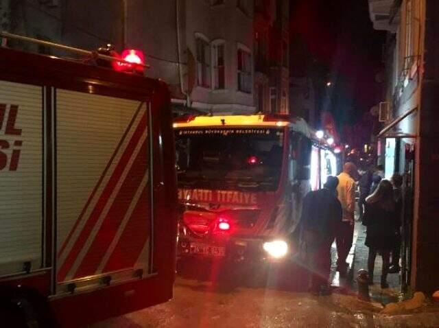 Beyoğlu'nda yaşlı kadın, evin yanışını gözyaşları içinde izledi