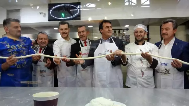 Bursalı börekçiden sınırdaki askerlere 250 kilogram kol böreği Bursalı börekçiden sınırdaki askerlere 250 kilogram kol böreği