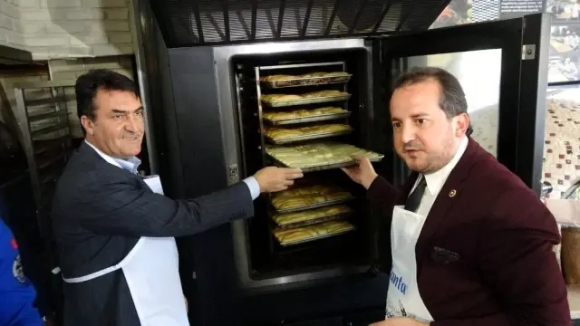 Bursalı börekçiden sınırdaki askerlere 250 kilogram kol böreği Bursalı börekçiden sınırdaki askerlere 250 kilogram kol böreği
