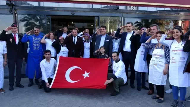 Bursalı börekçiden sınırdaki askerlere 250 kilogram kol böreği Bursalı börekçiden sınırdaki askerlere 250 kilogram kol böreği