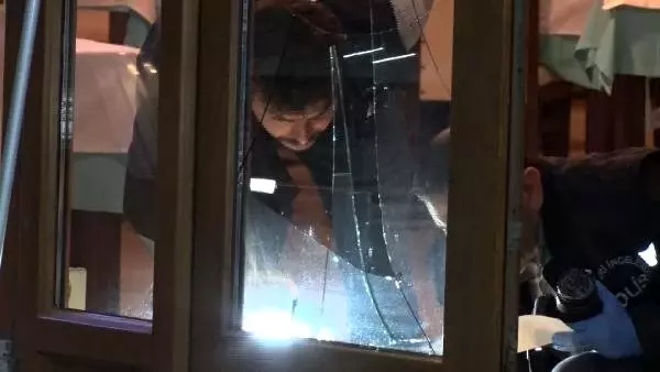 Büyükçekmece'de iki grup arasında silahlı ve bıçaklı kavga: 2 yaralı Büyükçekmece'de iki grup arasında silahlı ve bıçaklı kavga: 2 yaralı
