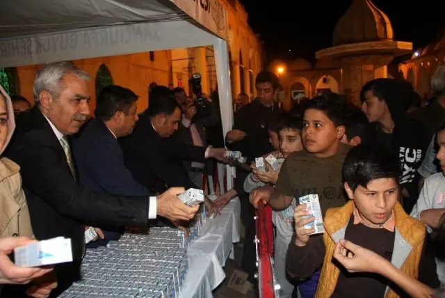 Büyükşehir'den Mevlid Kandili'nde vatandaşlara süt ikramı Büyükşehir'den Mevlid Kandili'nde vatandaşlara süt ikramı