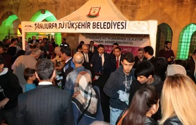 Büyükşehir'den Mevlid Kandili'nde vatandaşlara süt ikramı Büyükşehir'den Mevlid Kandili'nde vatandaşlara süt ikramı