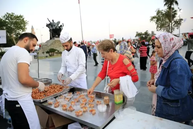 Büyükşehir Mevlit Kandilinde 10 bin kişilik lokma döktürdü Büyükşehir Mevlit Kandilinde 10 bin kişilik lokma döktürdü
