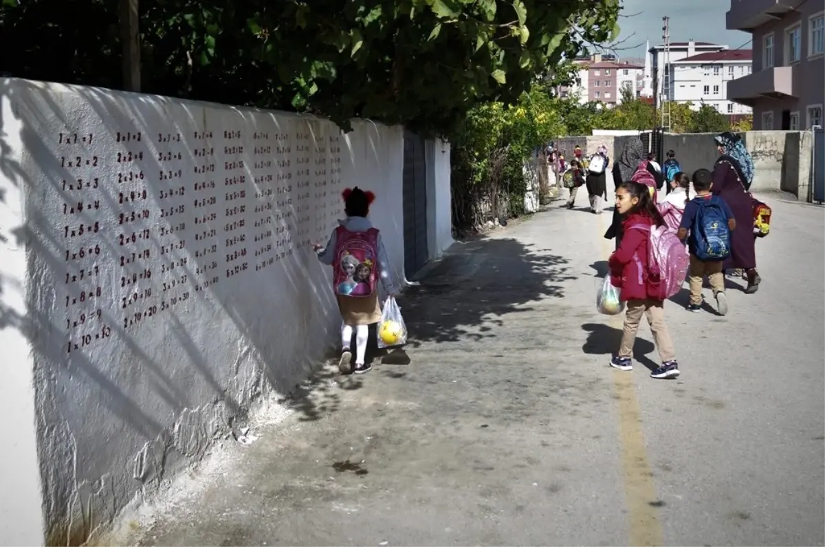 Çarpım tablolu bahçe duvarı şaşırttı