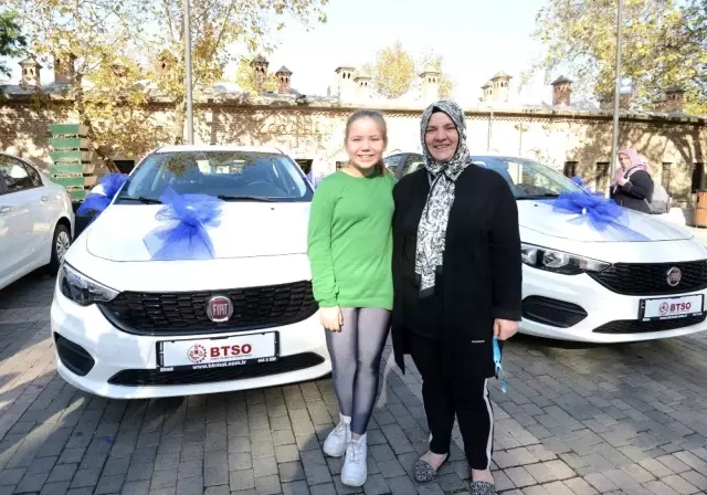 Çarşıda alışveriş yaptılar, sıfır otomobil kazandılar Çarşıda alışveriş yaptılar, sıfır otomobil kazandılar