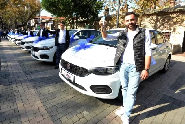 Çarşıda alışveriş yaptılar, sıfır otomobil kazandılar Çarşıda alışveriş yaptılar, sıfır otomobil kazandılar