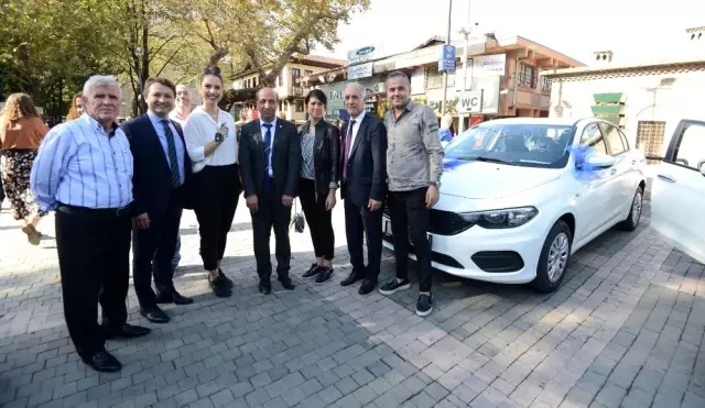 Çarşıda alışveriş yaptılar, sıfır otomobil kazandılar Çarşıda alışveriş yaptılar, sıfır otomobil kazandılar