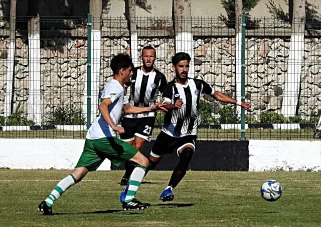 Çeşme Belediyespor 7-0'la liderliğini sürdürdü Çeşme Belediyespor 7-0'la liderliğini sürdürdü