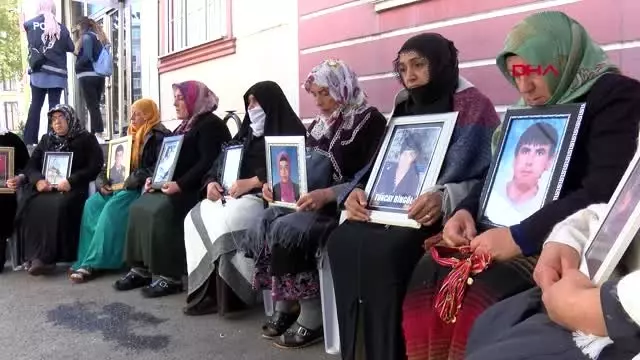 Diyarbakır hdp önündeki eylemde 68'inci gün Diyarbakır hdp önündeki eylemde 68'inci gün