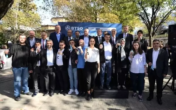 Düğün için takım elbise aldı, çekilişle otomobil sahibi yaptı Düğün için takım elbise aldı, çekilişle otomobil sahibi yaptı