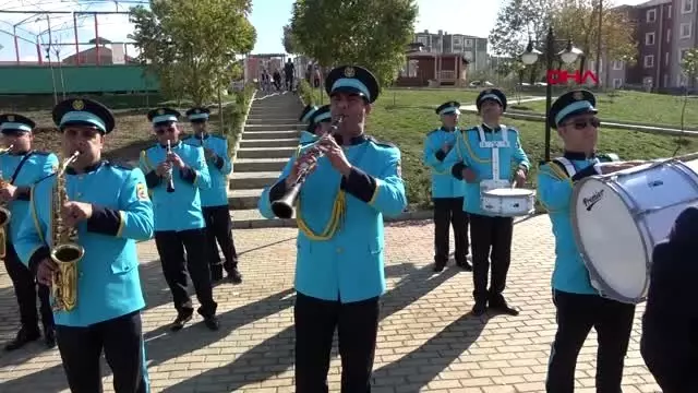 Edirne lise arkadaşları, 33 yıl sonra fidan dikmek için bir araya geldi Edirne lise arkadaşları, 33 yıl sonra fidan dikmek için bir araya geldi