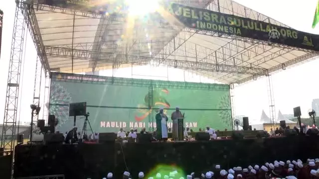Endonezya'da binlerce kişi Mevlit Kandili'ni kutladı Endonezya'da binlerce kişi Mevlit Kandili'ni kutladı