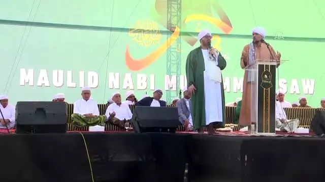 Endonezya'da binlerce kişi Mevlit Kandili'ni kutladı Endonezya'da binlerce kişi Mevlit Kandili'ni kutladı