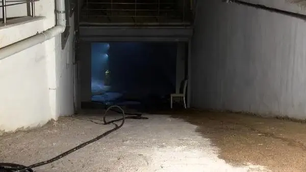 Garajdaki otomobil yandı: Binada mahsur kalan 4 kişi son anda kurtarıldı Garajdaki otomobil yandı: Binada mahsur kalan 4 kişi son anda kurtarıldı