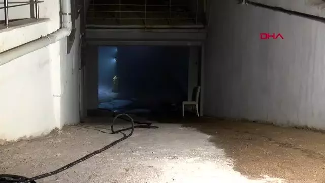 Garajdaki otomobil yandı binada mahsur kalan 4 kişi son anda kurtarıldı Garajdaki otomobil yandı binada mahsur kalan 4 kişi son anda kurtarıldı