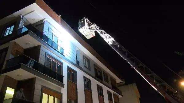 Garajdaki otomobil yandı: Binada mahsur kalan 4 kişi son anda kurtarıldı Garajdaki otomobil yandı: Binada mahsur kalan 4 kişi son anda kurtarıldı