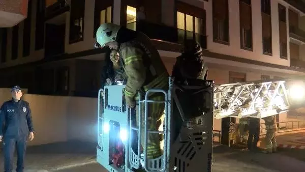 Garajdaki otomobil yandı: Binada mahsur kalan 4 kişi son anda kurtarıldı Garajdaki otomobil yandı: Binada mahsur kalan 4 kişi son anda kurtarıldı