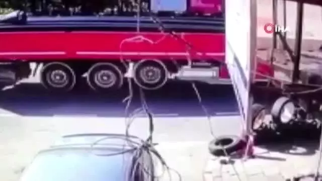 Geri manevra yapan tırın altında kaldı, ölümden döndü Geri manevra yapan tırın altında kaldı, ölümden döndü
