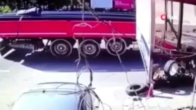 Geri manevra yapan tırın altında kaldı, ölümden döndü Geri manevra yapan tırın altında kaldı, ölümden döndü