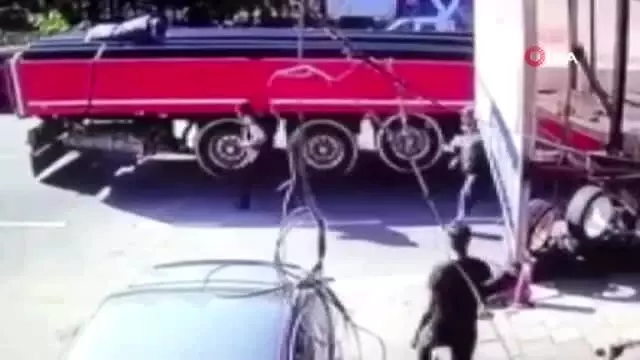 Geri manevra yapan tırın altında kaldı, ölümden döndü Geri manevra yapan tırın altında kaldı, ölümden döndü