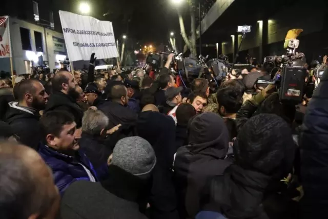 Gürcistan'da eşcinsel bir aşkı anlatan Oscar adayı filmin gösteriminde protestolar