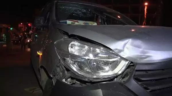 Hafif ticari araç kırmızı ışıkta bekleyen otomobile çarptı: 2'si kadın 3 yaralı Hafif ticari araç kırmızı ışıkta bekleyen otomobile çarptı: 2'si kadın 3 yaralı