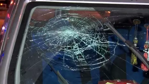 Hafif ticari araç kırmızı ışıkta bekleyen otomobile çarptı: 2'si kadın 3 yaralı Hafif ticari araç kırmızı ışıkta bekleyen otomobile çarptı: 2'si kadın 3 yaralı