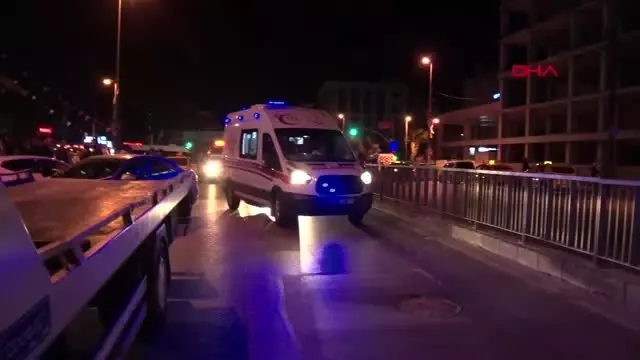 Hafif ticari araç kırmızı ışıkta bekleyen otomobile çarptı: 2'si kadın 3 yaralı Hafif ticari araç kırmızı ışıkta bekleyen otomobile çarptı: 2'si kadın 3 yaralı